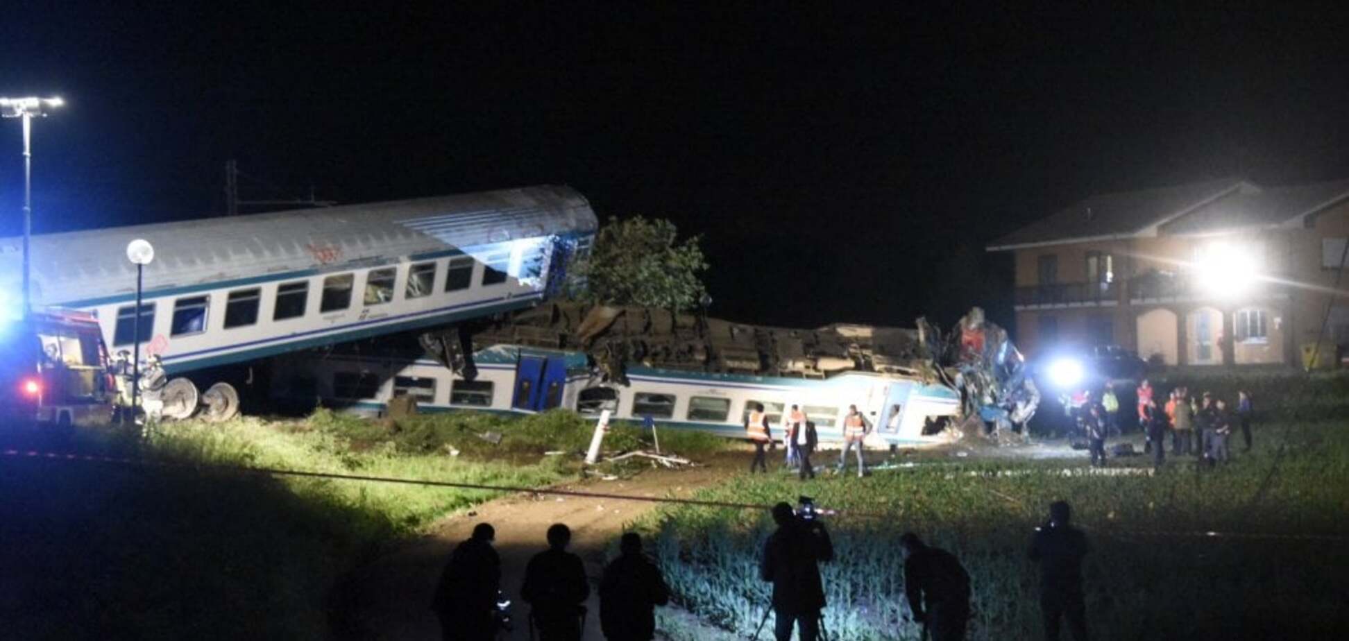 В Италии пассажирский поезд столкнулся с грузовиком: есть погибшие