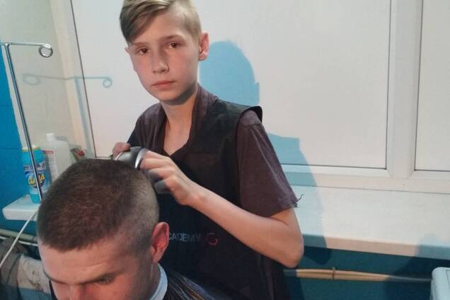Вразив воїнів та Україну: юний перукар з Маріуполя пояснив свій вчинок