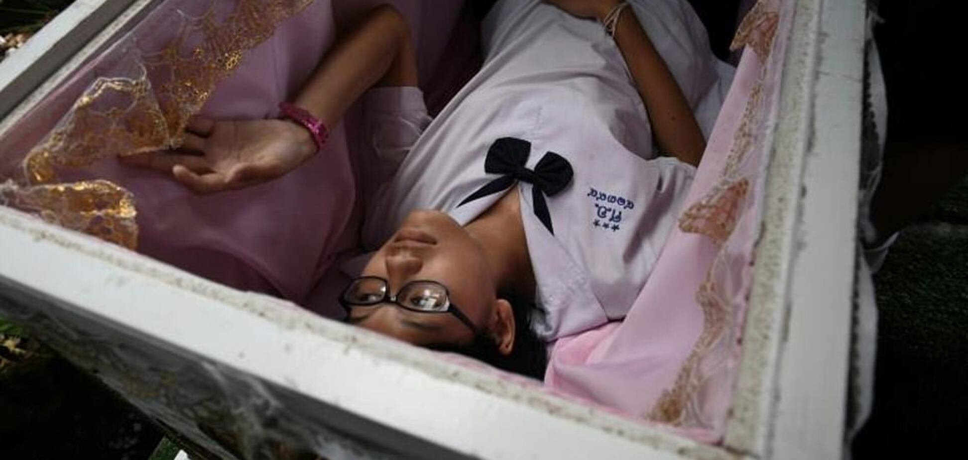 Кафе в Бангкоке загоняет людей в гроб ради скидок: фото