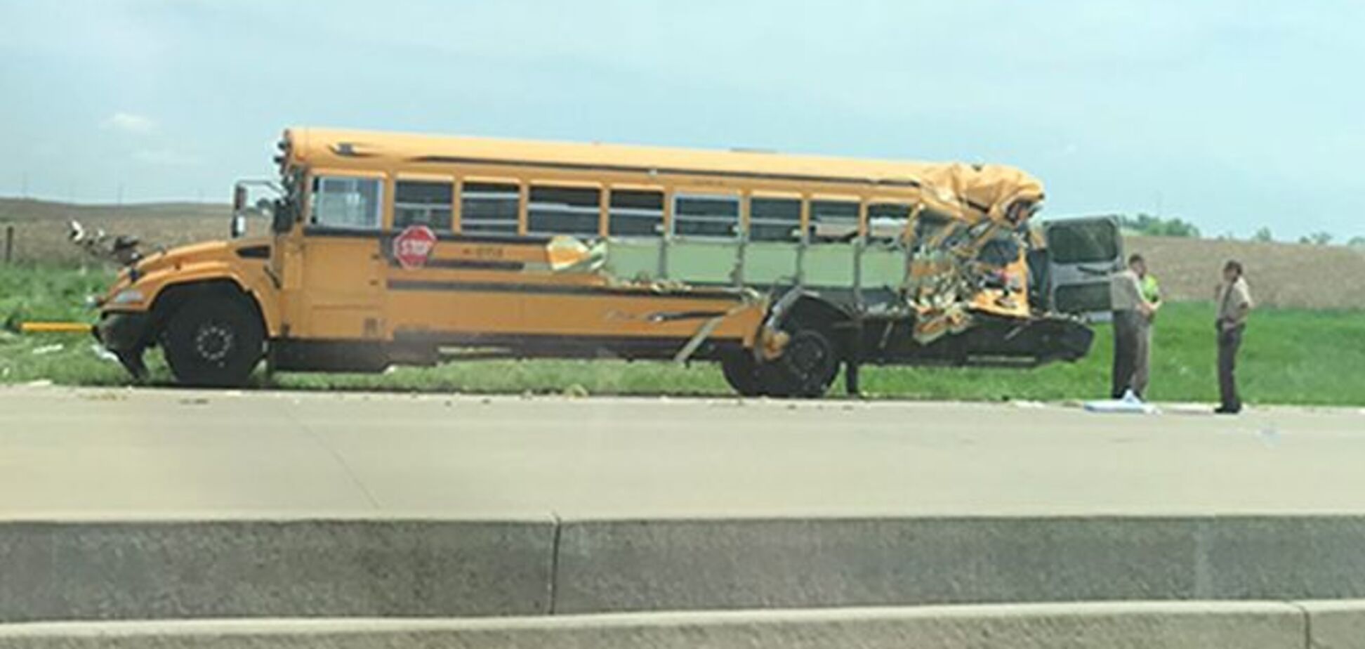 В США фура протаранила школьный автобус: ранены десятки людей
