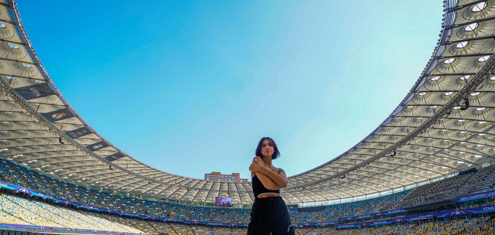 Британська співачка влаштувала яскраву фотосесію на НСК 'Олімпійський', викликавши захоплення в мережі
