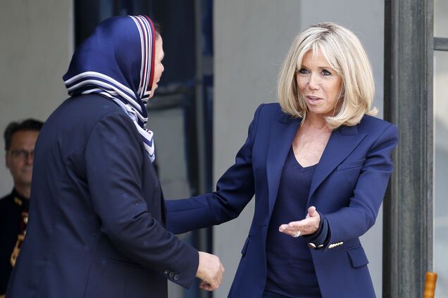 В узких джинсах: 65-летняя Бриджит Макрон удивила образом на деловой встрече