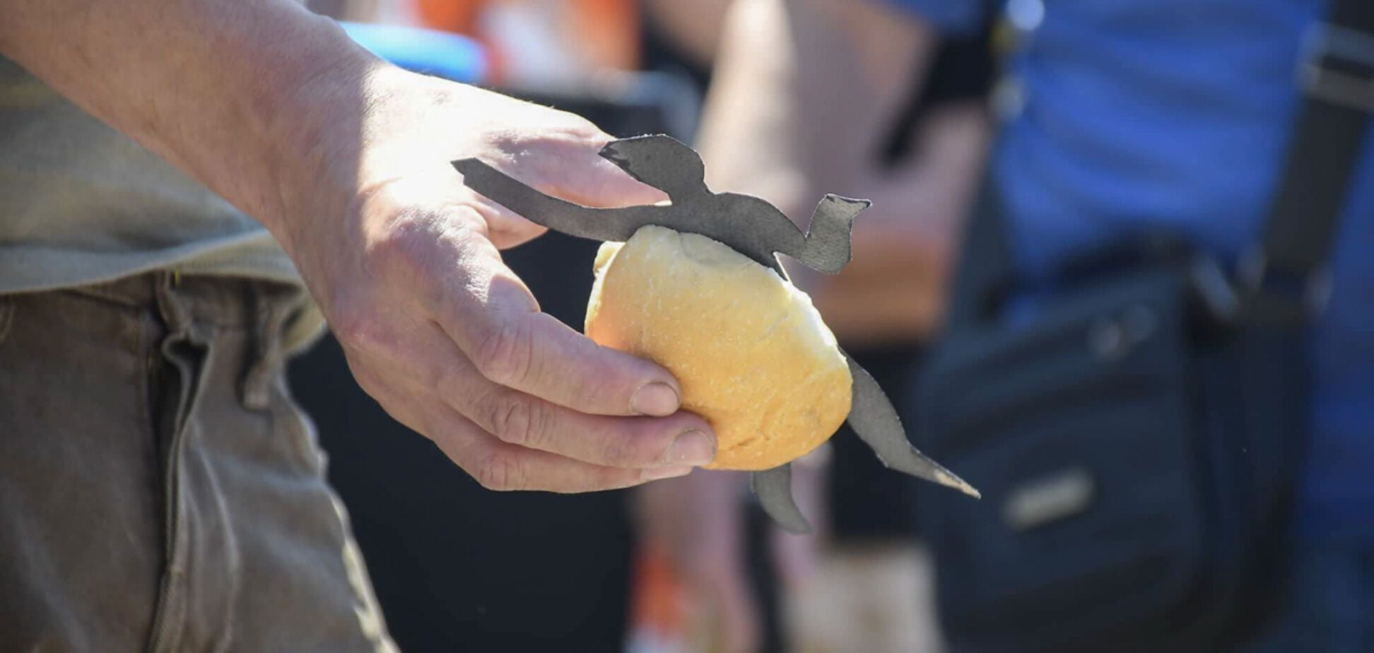 'Вдавися ними': у Києві під посольством РФ Путіна годували 'булками з людським м'ясом'