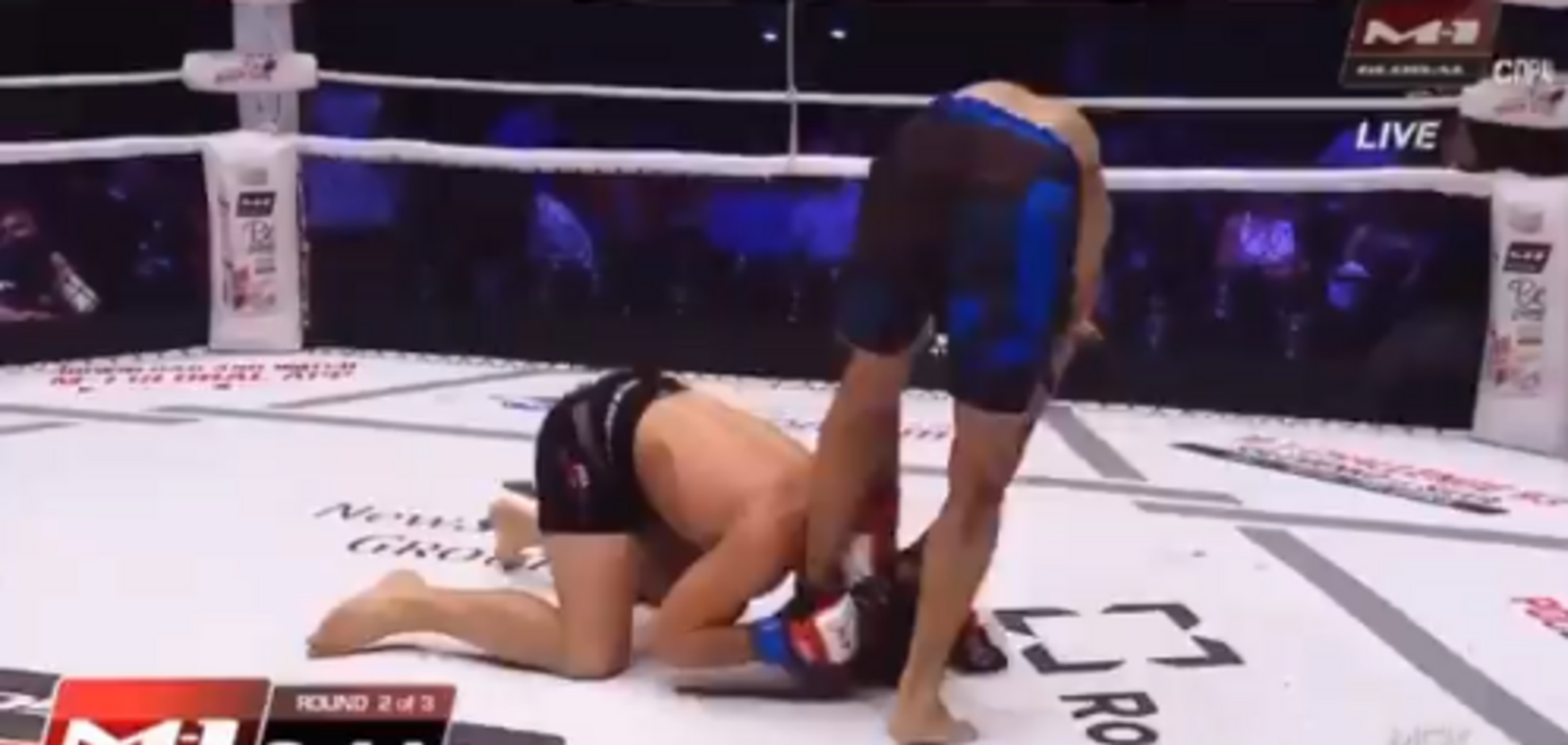 Боєць MMA використав 'футбольний удар' і програв