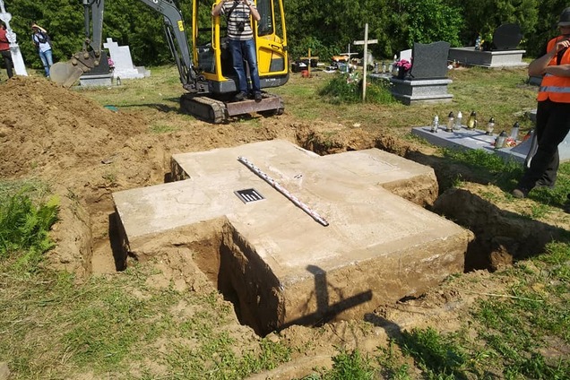 В Польше раскопали скандальную могилу воинов УПА