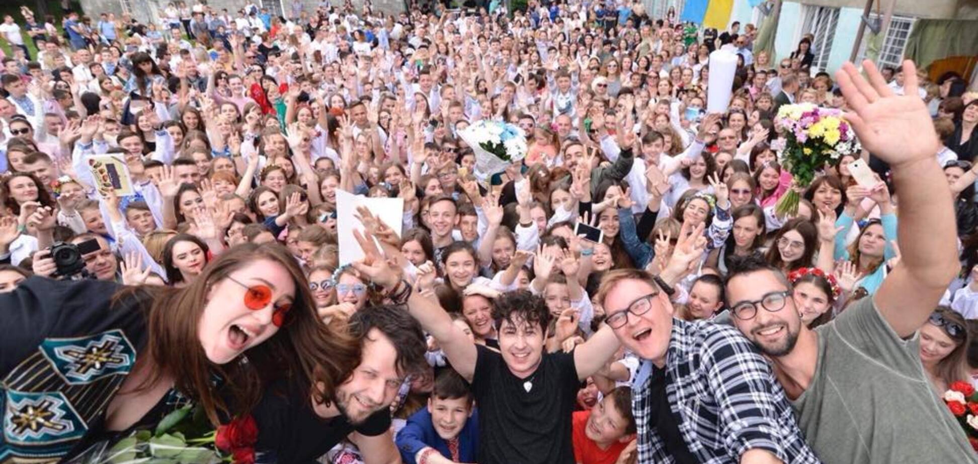 Известная группа засветилась на утреннике в украинской школе