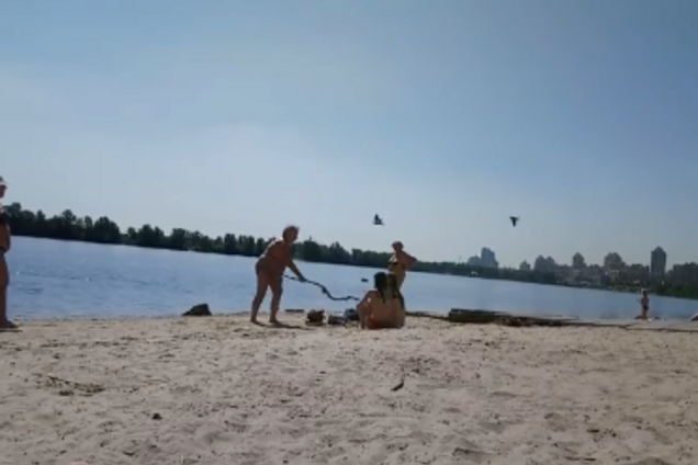 'Повії і шавки підколодні': на київському пляжі бабусі з палицею атакували дівчат