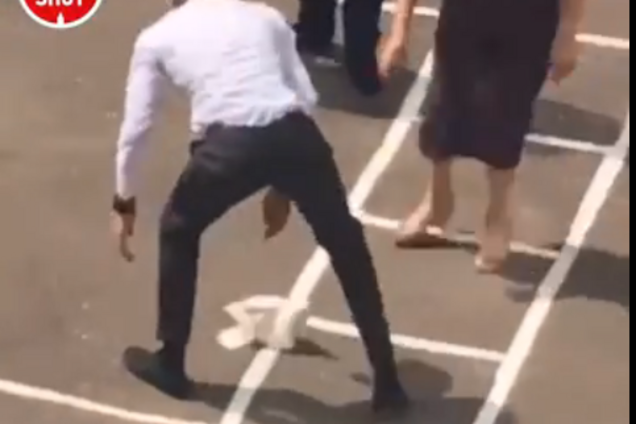 В России на последнем звонке школьник оконфузился с 'мертвым' голубем