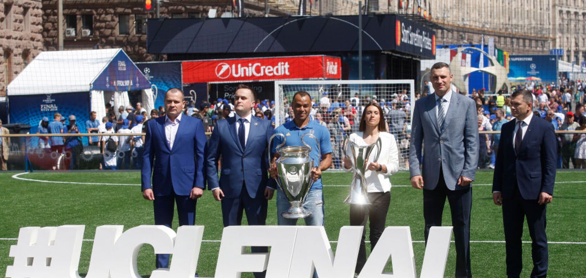 'Бить ногами': братья Кличко покуражились перед финалом Лиги чемпионов в Киеве