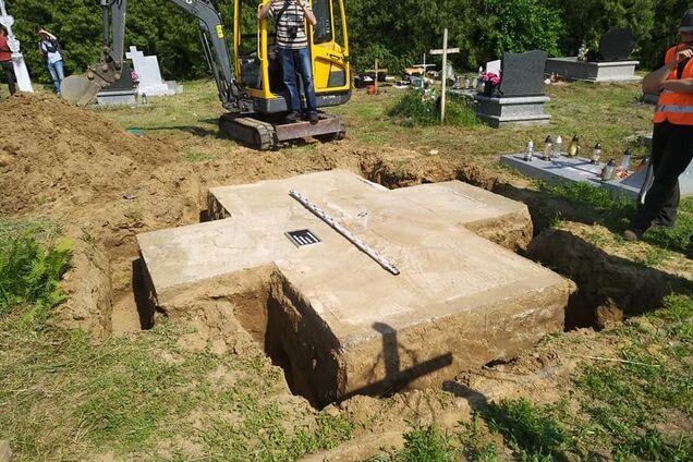 Польша вскрыла могилу воинов УПА: в Украине озвучили скандальные подробности