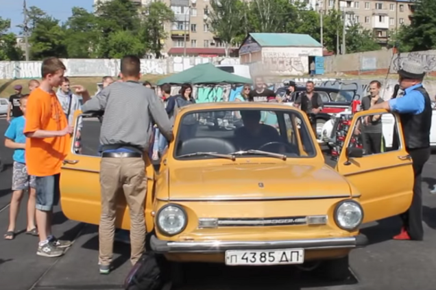 В український 'Запорожець' влізли 17 осіб: відео неймовірного рекорду