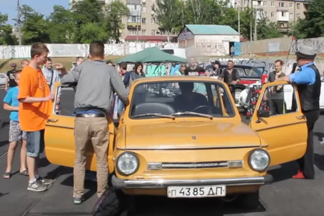 В український "Запорожець" влізли 17 осіб: відео неймовірного рекорду