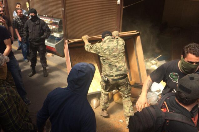 Газ, камни и стычки с полицией: в Киеве устроили погром на рынке