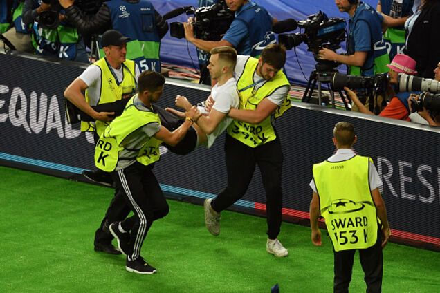 Во время финала ЛЧ на поле выбежали неадекваты