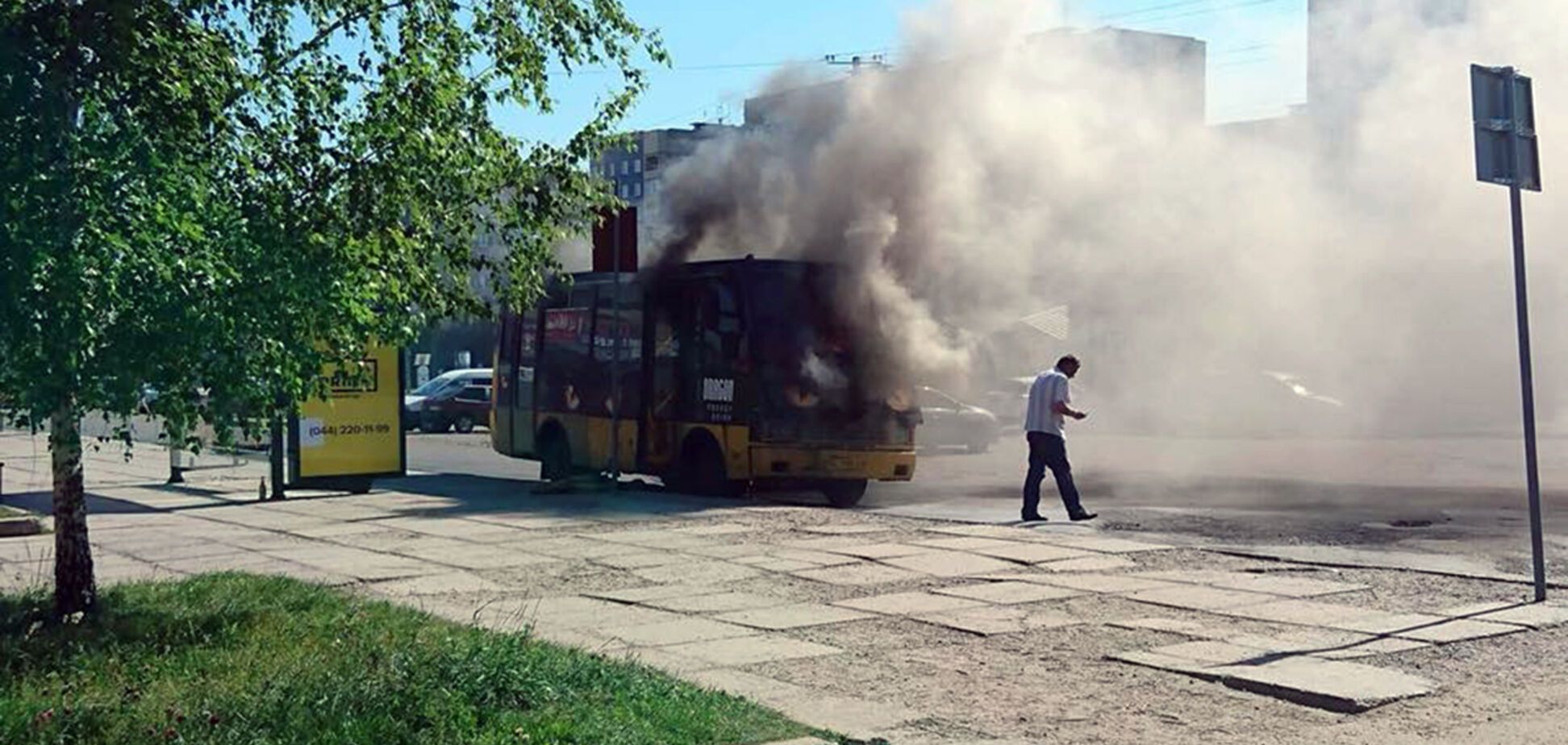 Огонь полностью уничтожил маршрутку во Львове: появились фото и видео