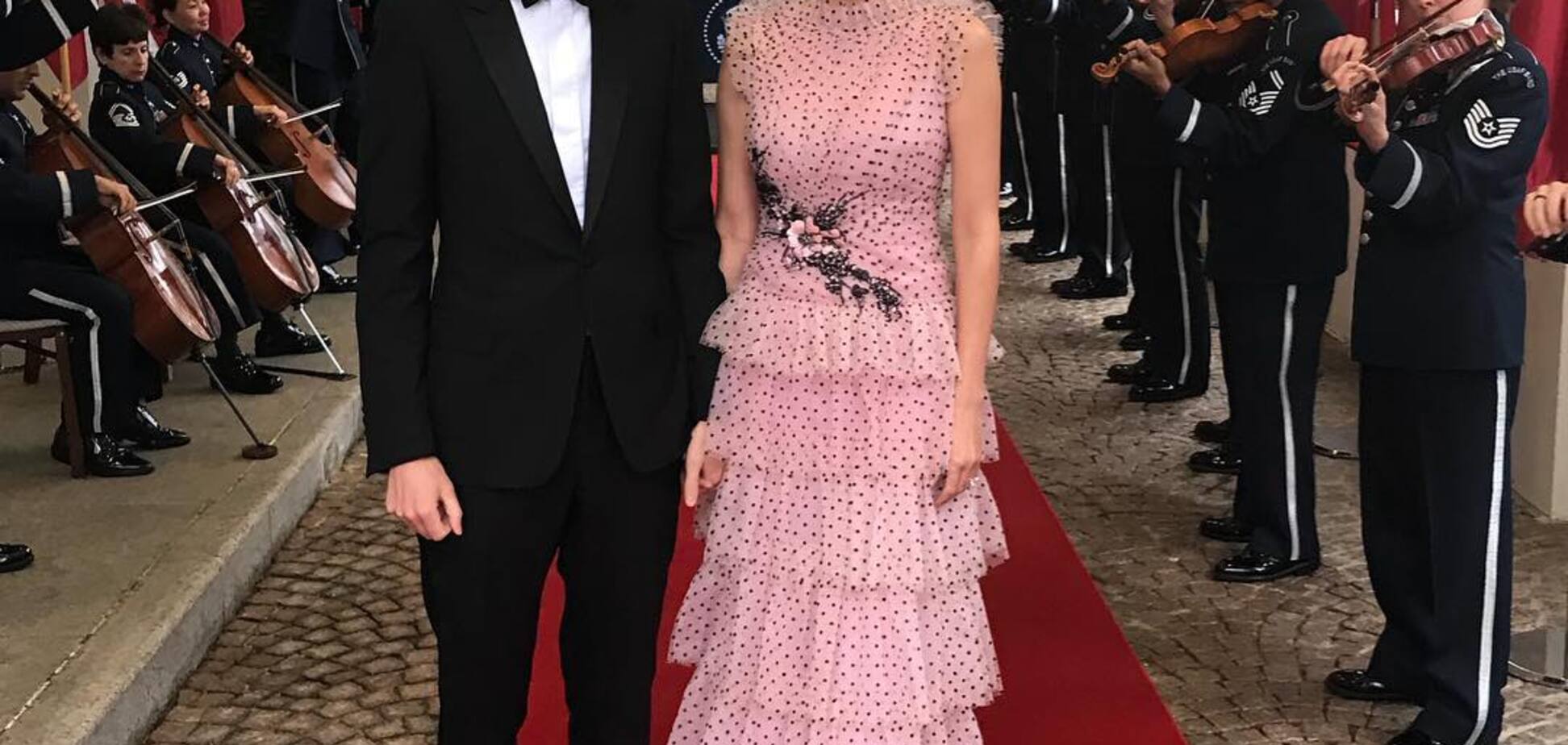 Иванка Трамп в мини-юбке появилась на работе с двухлетним сыном