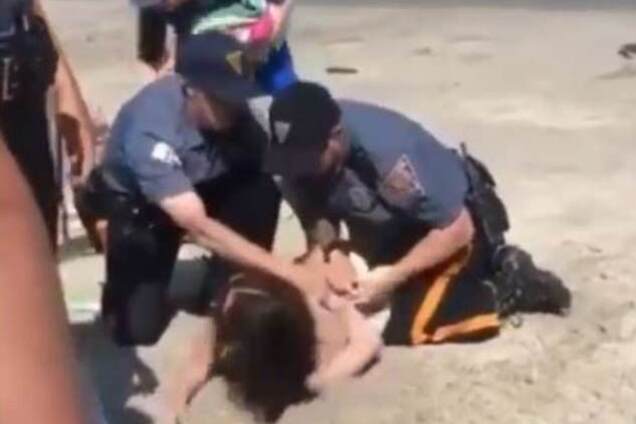 'Не чини опір!' У США копи побили неповнолітню через пляшку пива