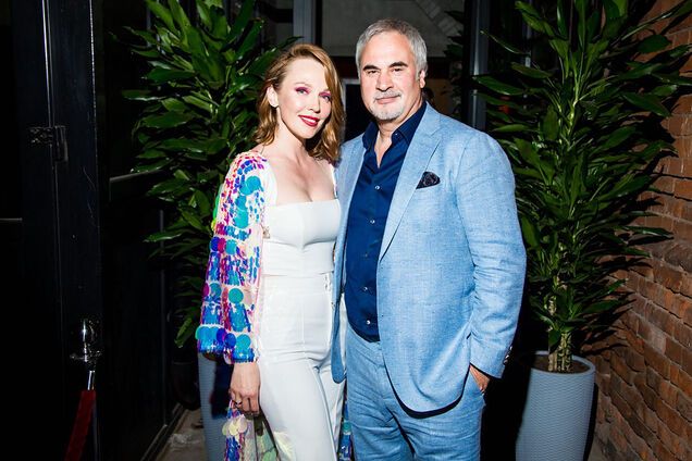 Альбина Джанабаева в наряде с пикантным декольте вышла в свет с Меладзе