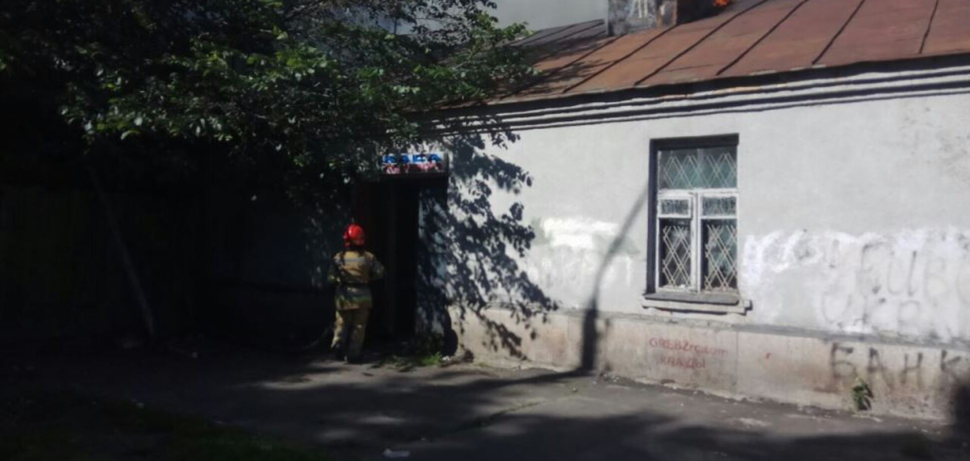 В Киеве горел бывший кинотеатр: все подробности, фото и видео