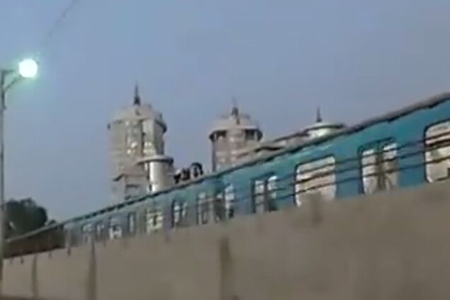 Бігали по даху: мережу сполохали екстремали в київському метро. Відеофакт