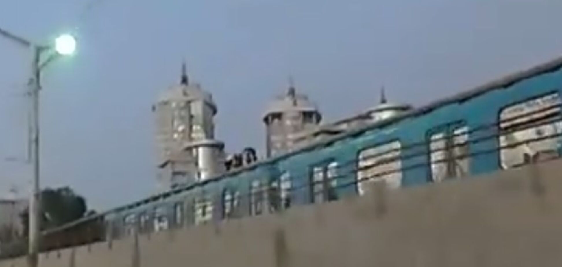 Бегали по крыше: сеть всполошили экстремалы в киевском метро. Видеофакт