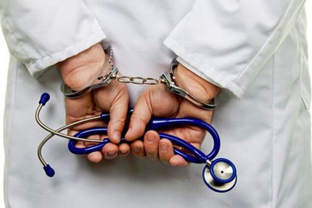 Не мог сесть в кресло: в Киеве пьяные врачи принимали пациентов