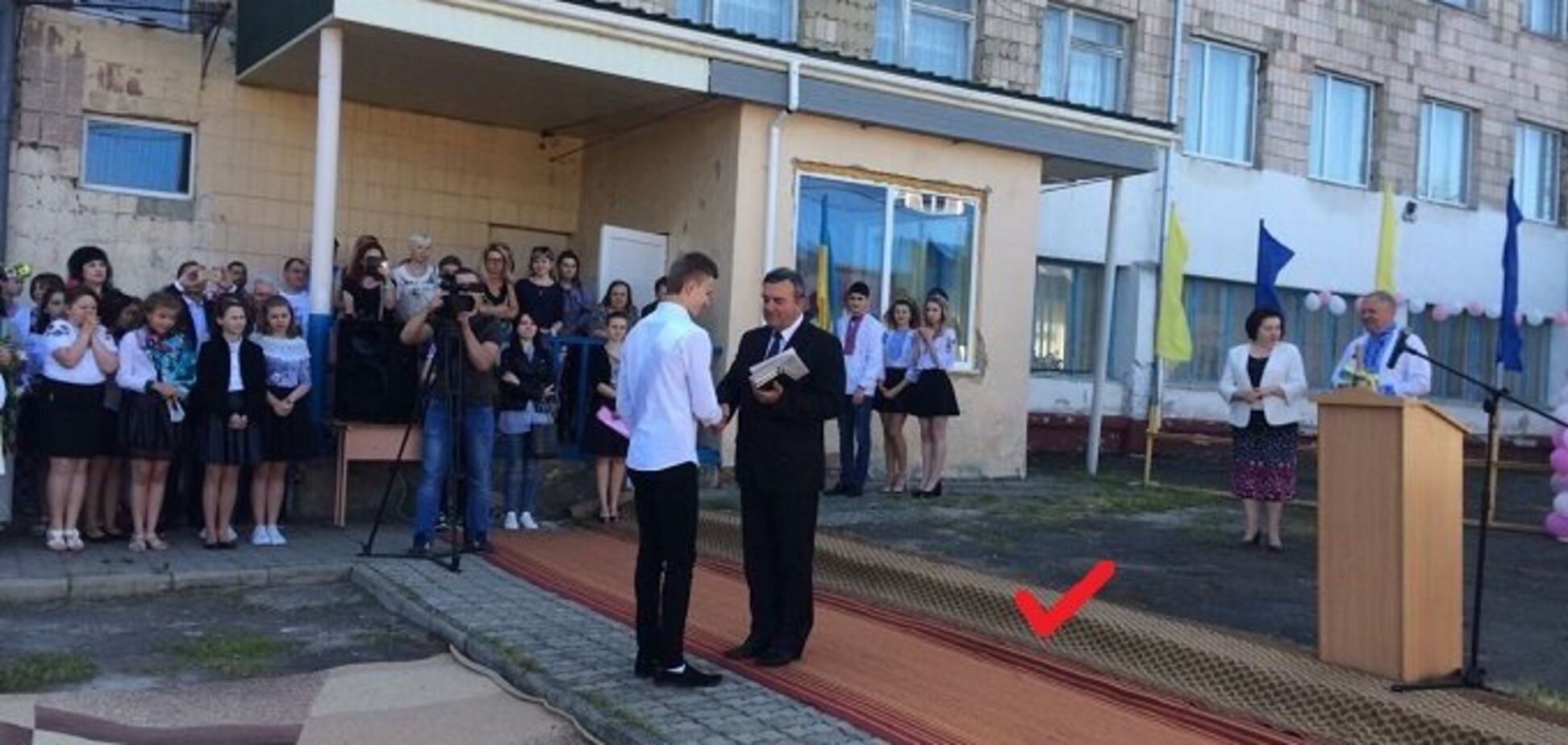 Канни відпочивають: гімназія на Рівненщині осоромилася 'килимовою' лінійкою