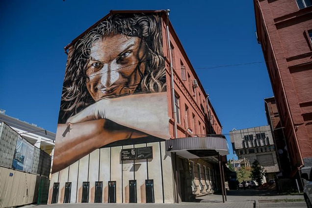 В центрі Харкова з'явився неймовірний портрет Кузьми Скрябина: опубліковано відео