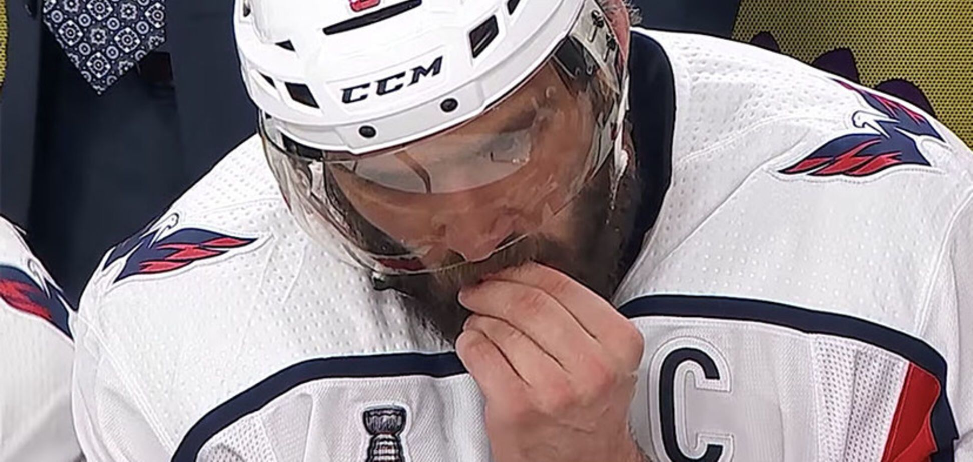 Прилетело: лучший хоккеист России эпично получил по лицу в финале Кубка Стэнли - видео