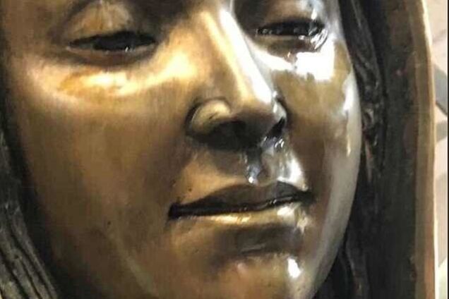 Сльози пахнуть трояндами: в США замироточила статуя Діви Марії. Відеофакт