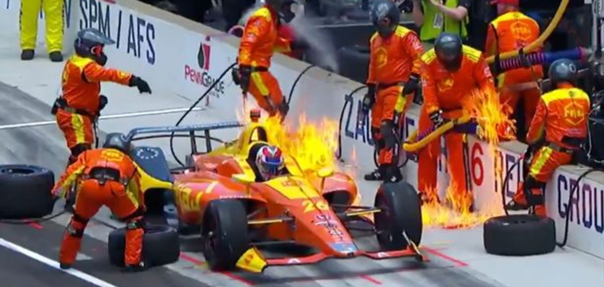 Американський пілот дивом залишився живий під час гонки: відео