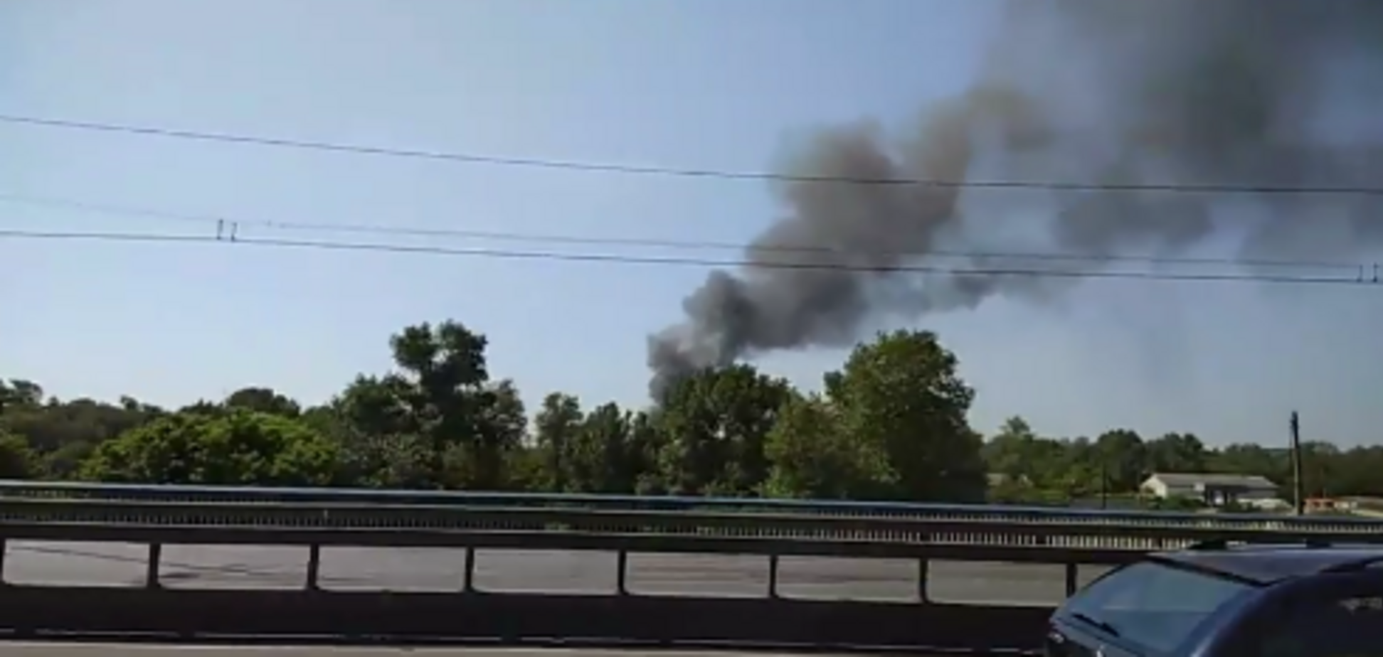 Палає острів: у Києві спалахнула потужна пожежа. Відеофакт