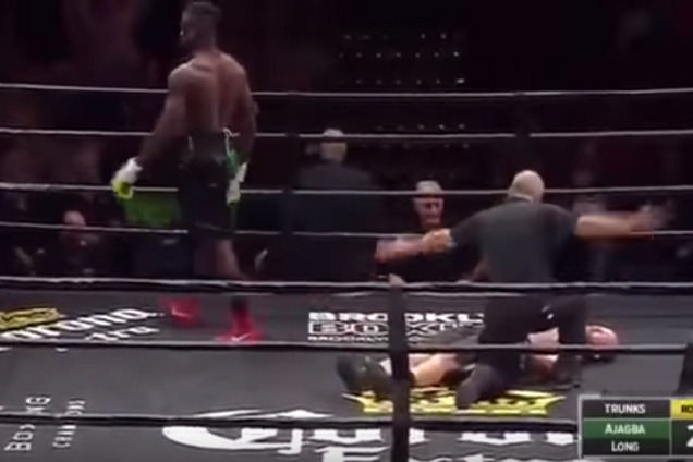 Непереможний боксер відправив суперника в жахливий нокаут