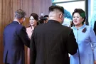 Ким Чен Ын грубо оттолкнул фотографа от своей жены: появилось видео