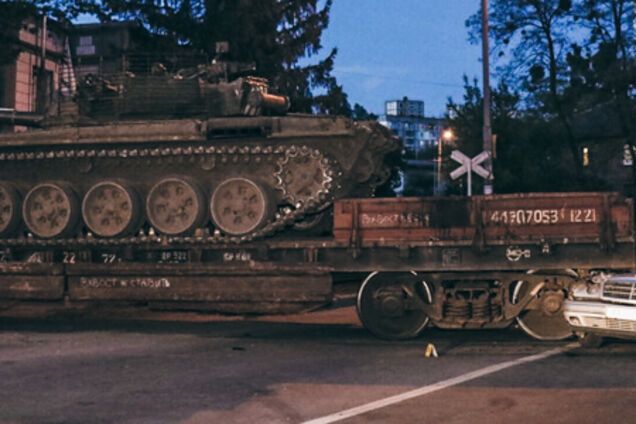 Перевозив танк: в Києві сталася страшна ДТП з потягом