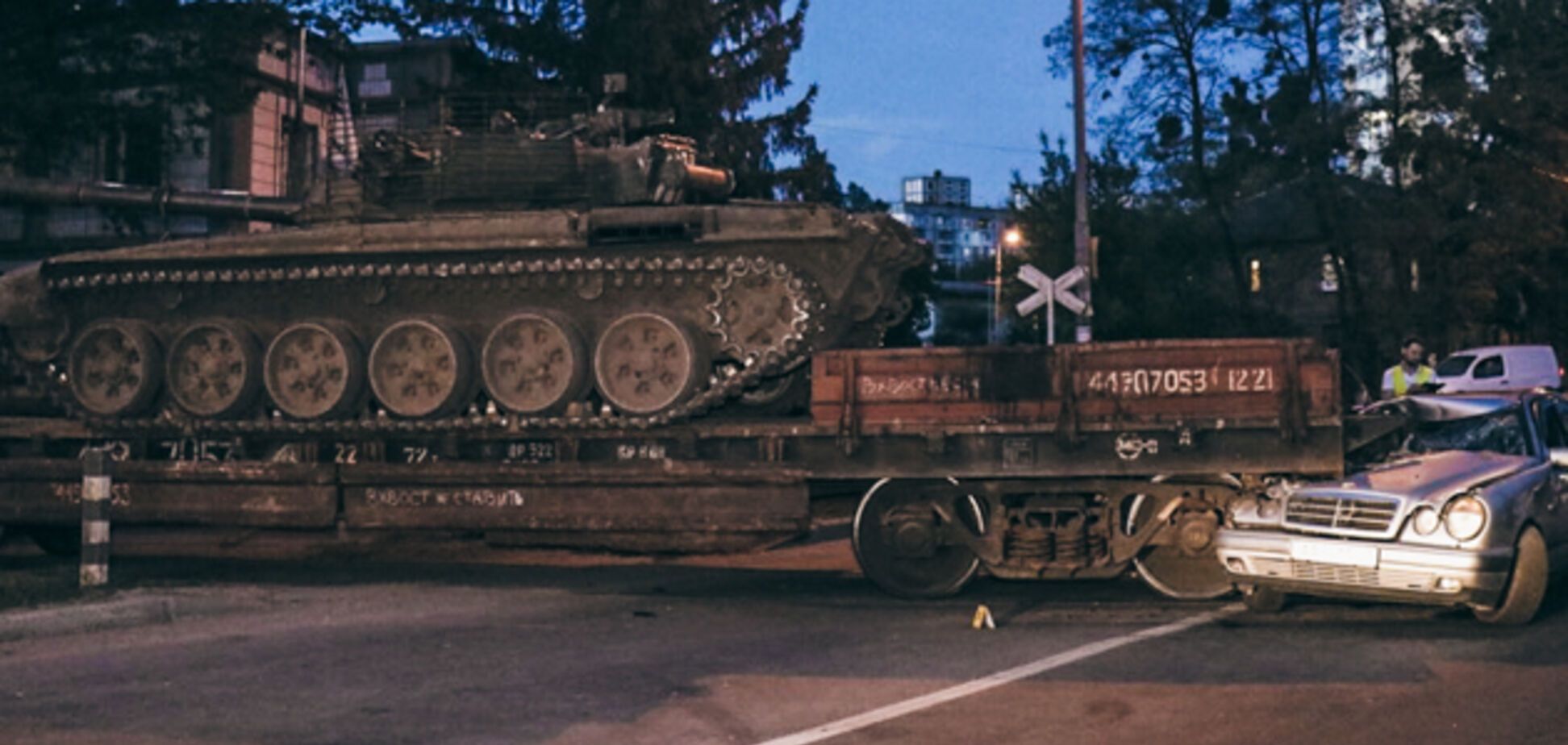 Перевозил танк: в Киеве произошло страшное ДТП с поездом