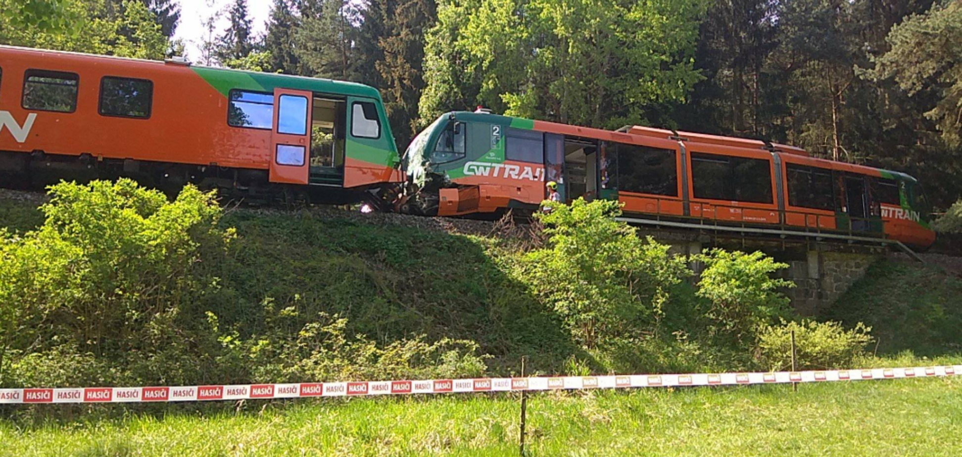 В Чехии поезда столкнулись лоб в лоб: пострадали 14 человек