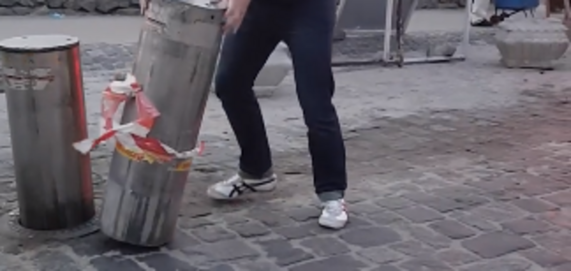 В Киеве водитель устроил беспредел на пешеходной зоне: опубликовано видео