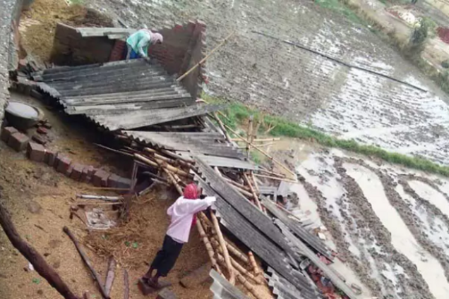 Вирвало дерева і сплюснуло будинки: в Індії буря вбила понад 100 осіб