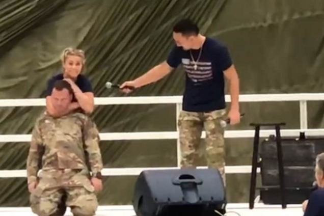 Дівчина-боєць ММА показово задушила військового: опубліковано відео