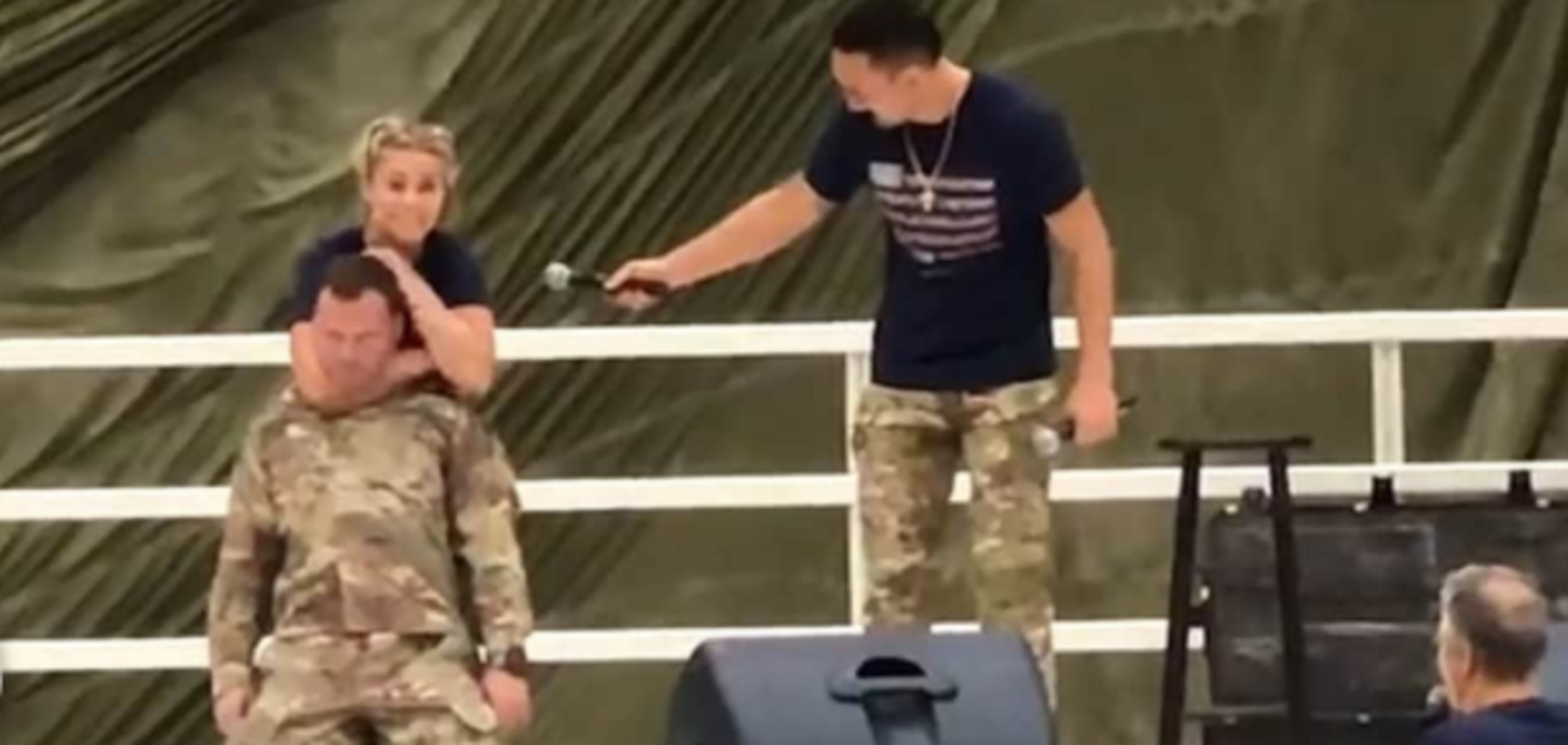 Девушка-боец ММА показательно удушила военного: опубликовано видео