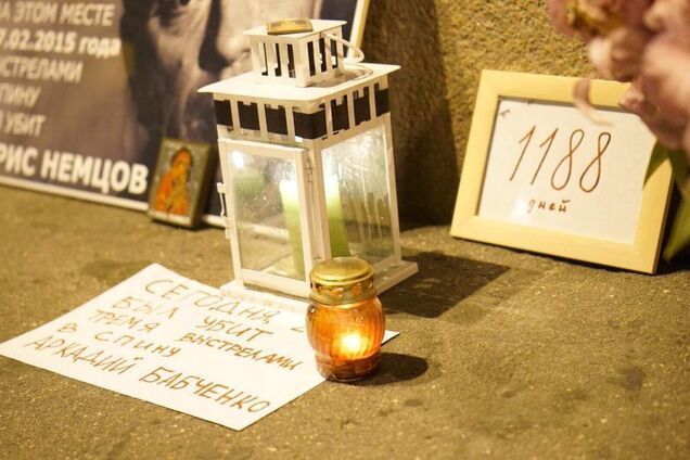 В Москве на мосту Немцова собрались скорбящие о Бабченко: фотофакт