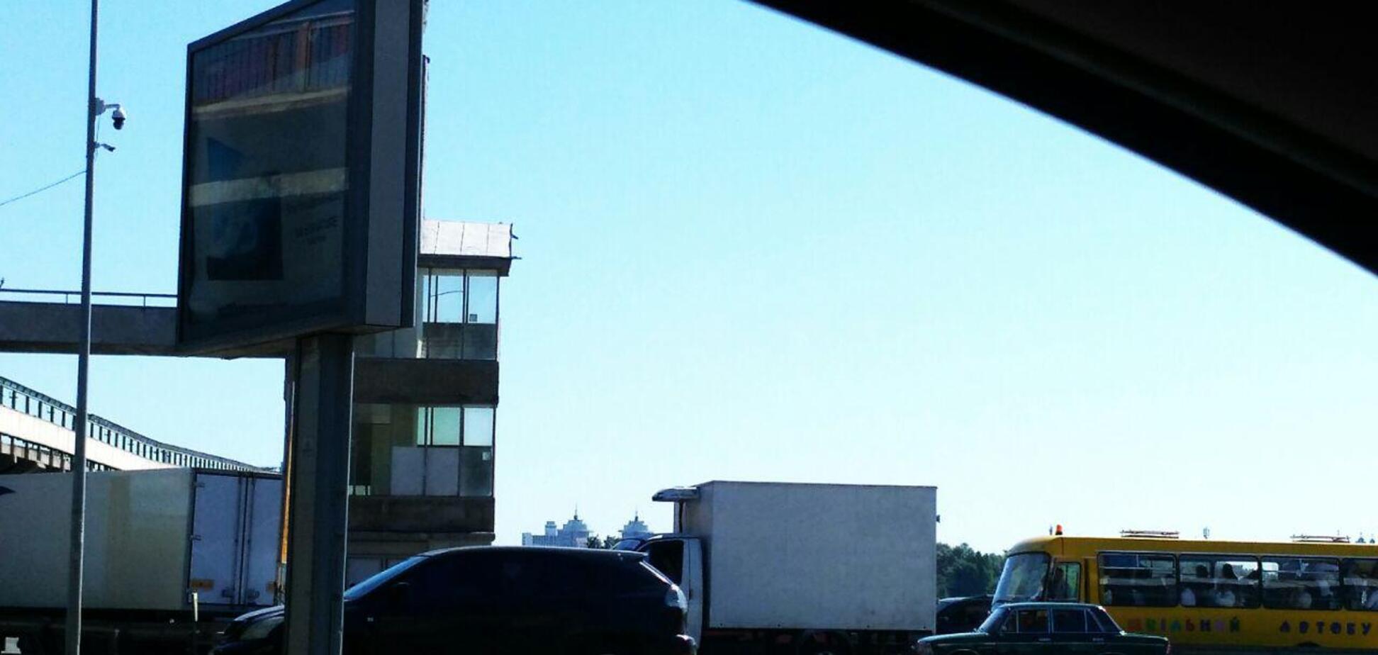 Транспортний колапс: в Києві сталося ДТП з фурою