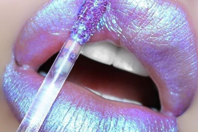 Голографический макияж губ