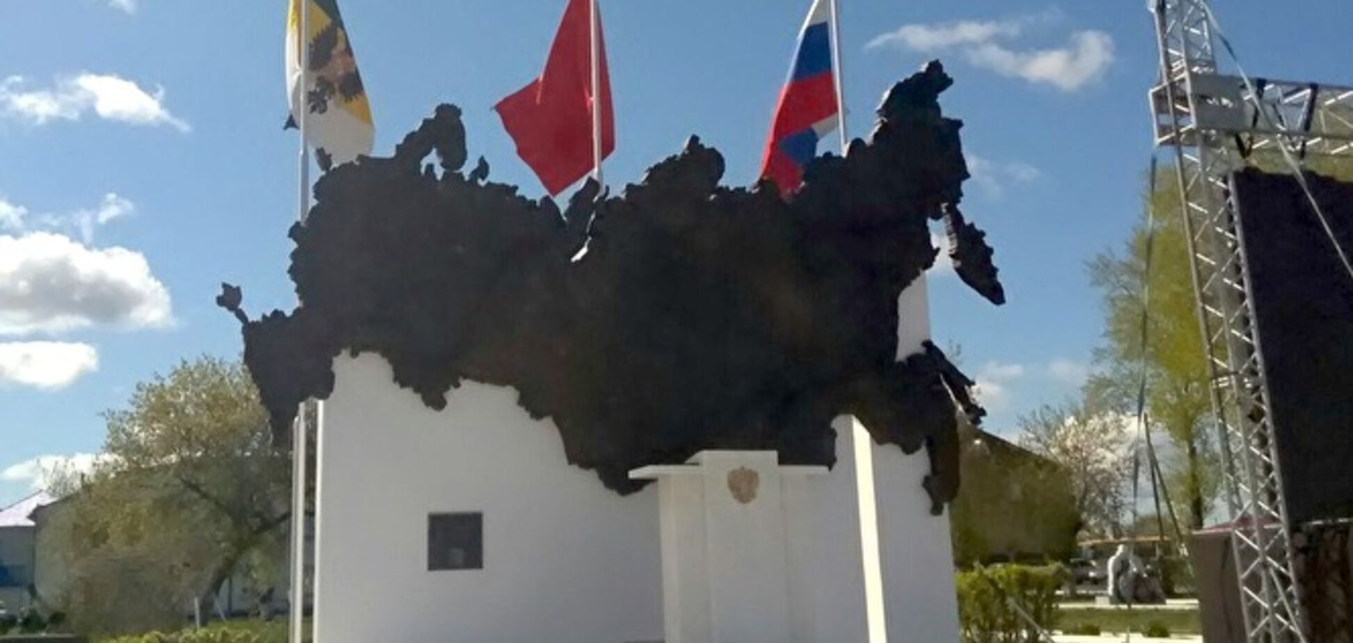 У Росії відкрили пам'ятник Путіну без Путіна: в мережі сміються