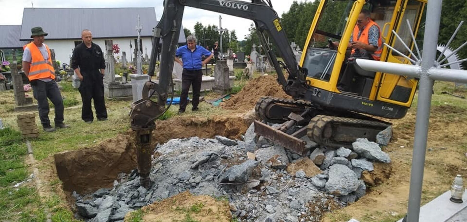 Польша раскопала могилу воинов УПА: скандал получил продолжение