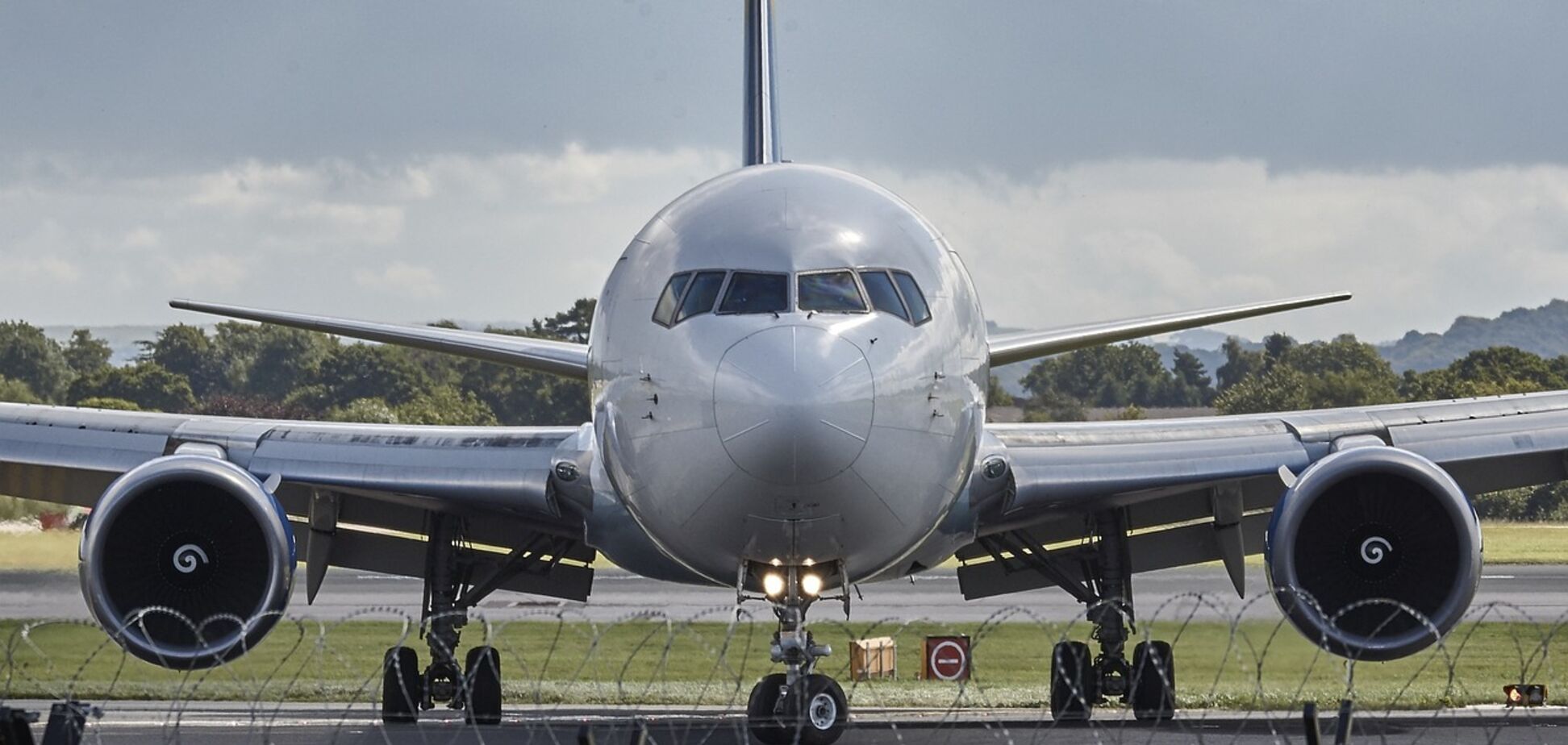 Туристы выпрыгнули на крыло самолета из-за шутки о бомбе: видеофакт