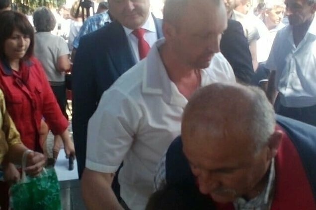 Потерял сознание: Порошенко пытался помочь мальчику на школьной линейке