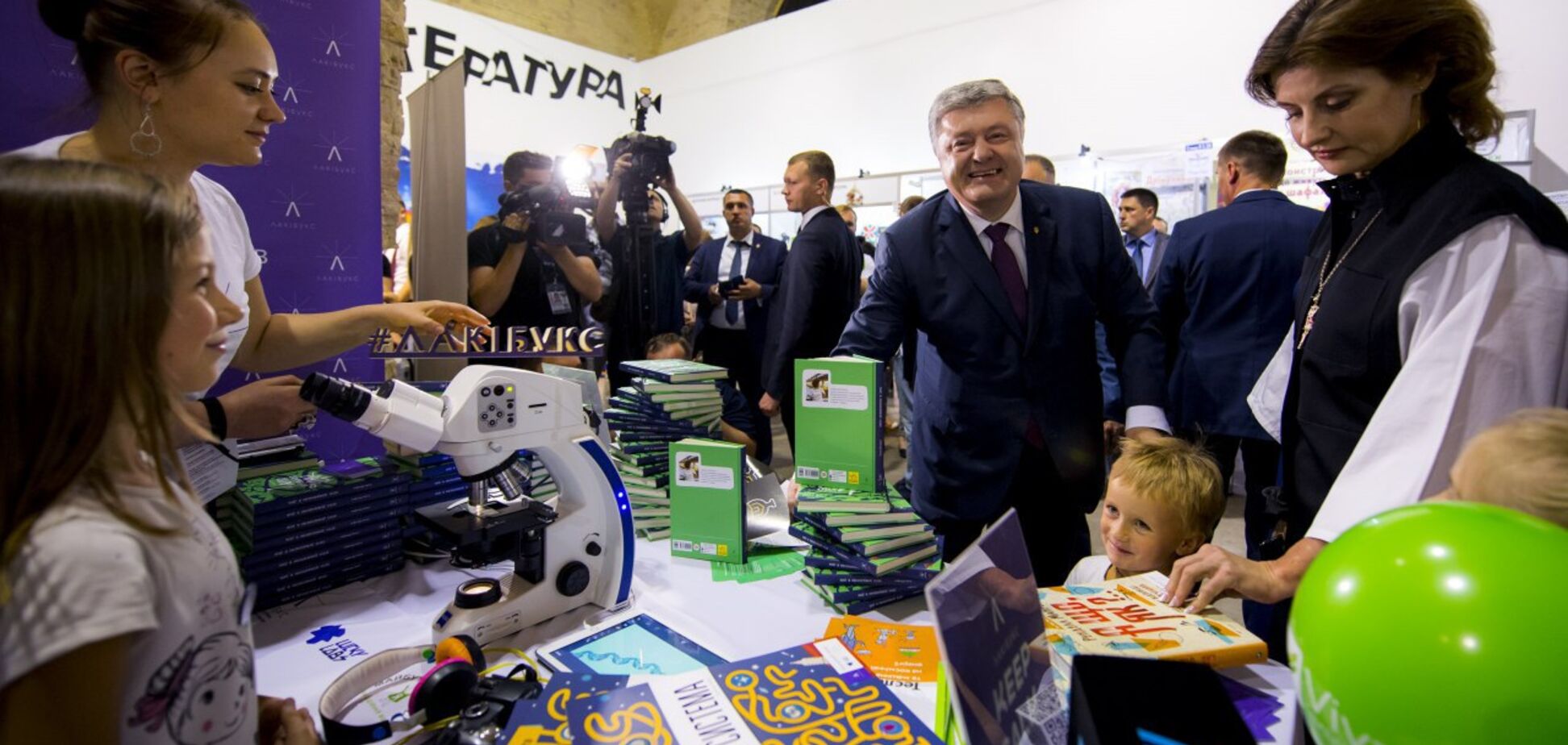 Порошенко на Книжном Арсенале искал тукони