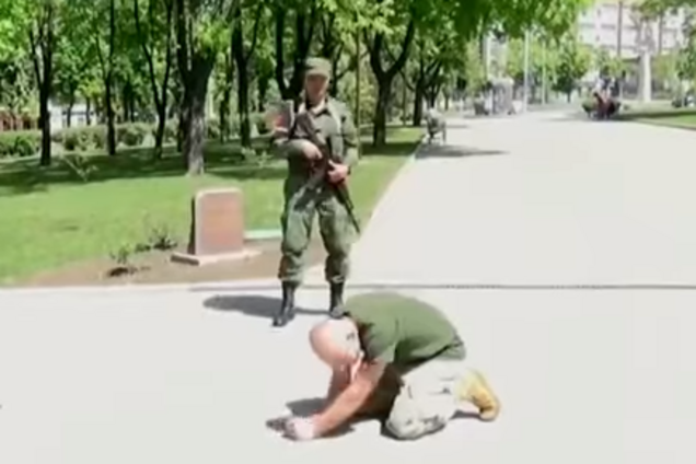 Впав на коліна: на росТБ показали зрадника України, що кається перед 'ДНР'
